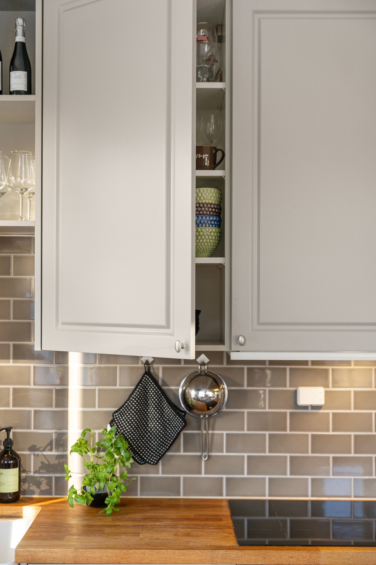 Solid & malt innredning med glansfulle fliser over kjøkkenbenk Galleribilde