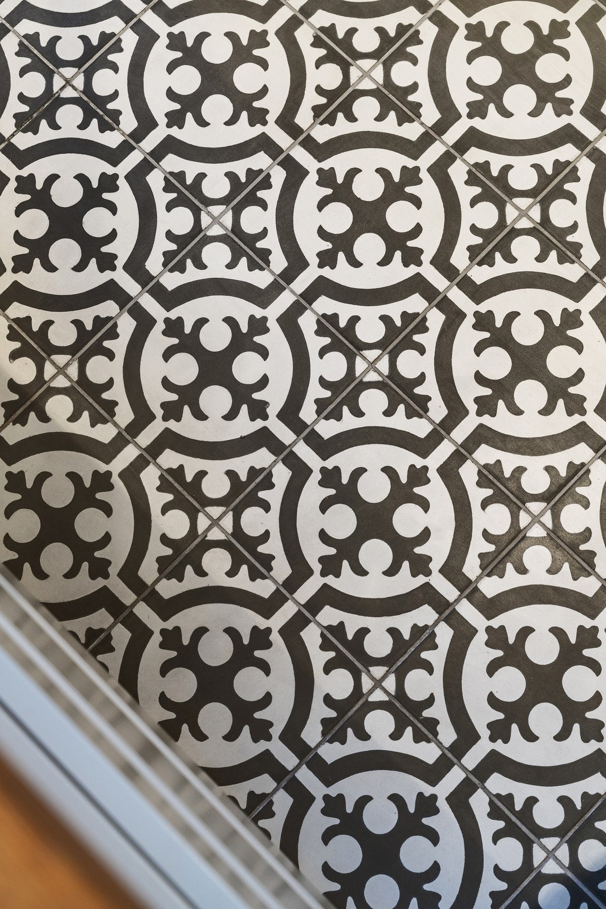 Lekre fliser på gulv & varmekabler som gir en lun temperatur på badet. Galleribilde