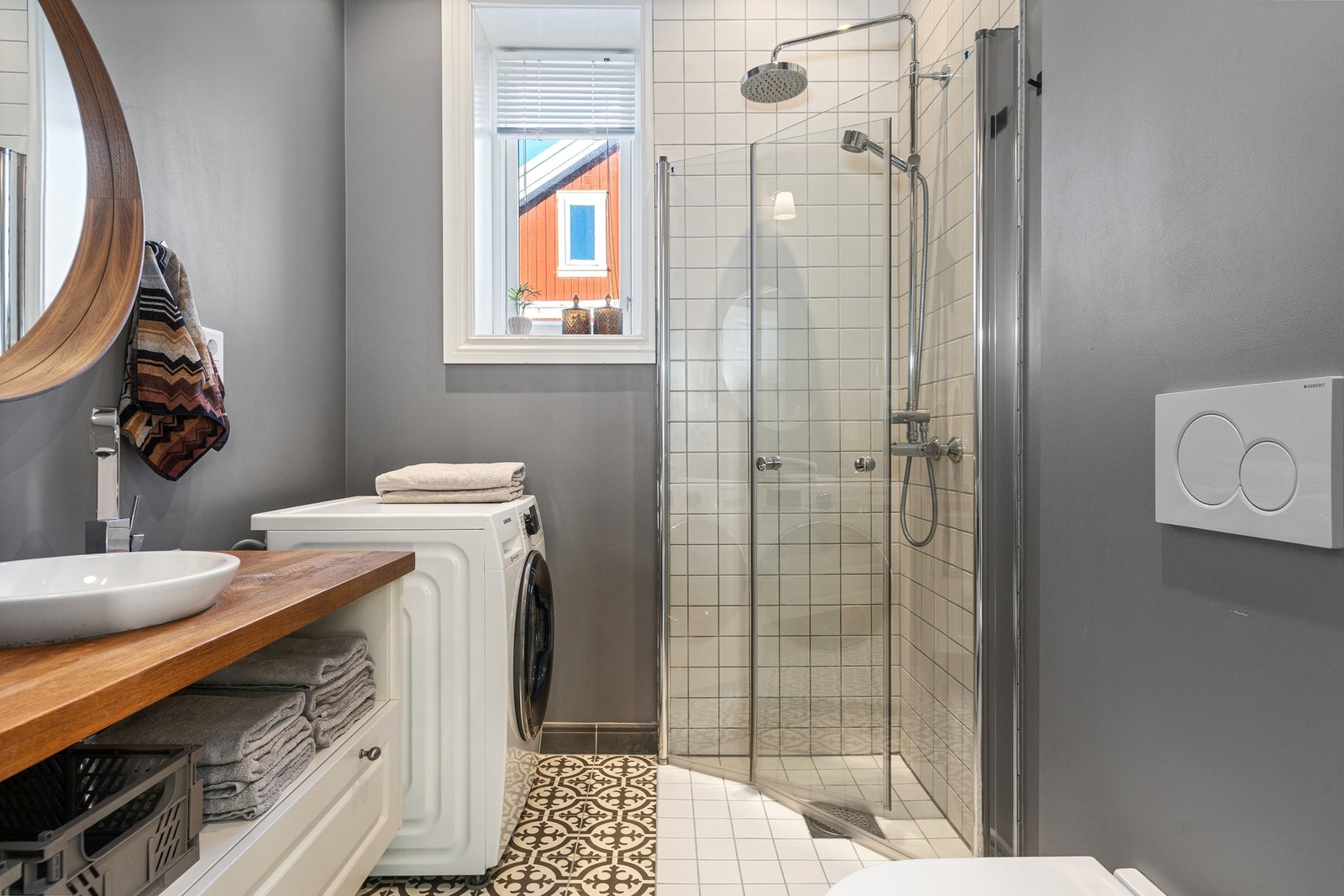 Dusjnisje. Vindu. Malt i tidsriktige farger. Galleribilde