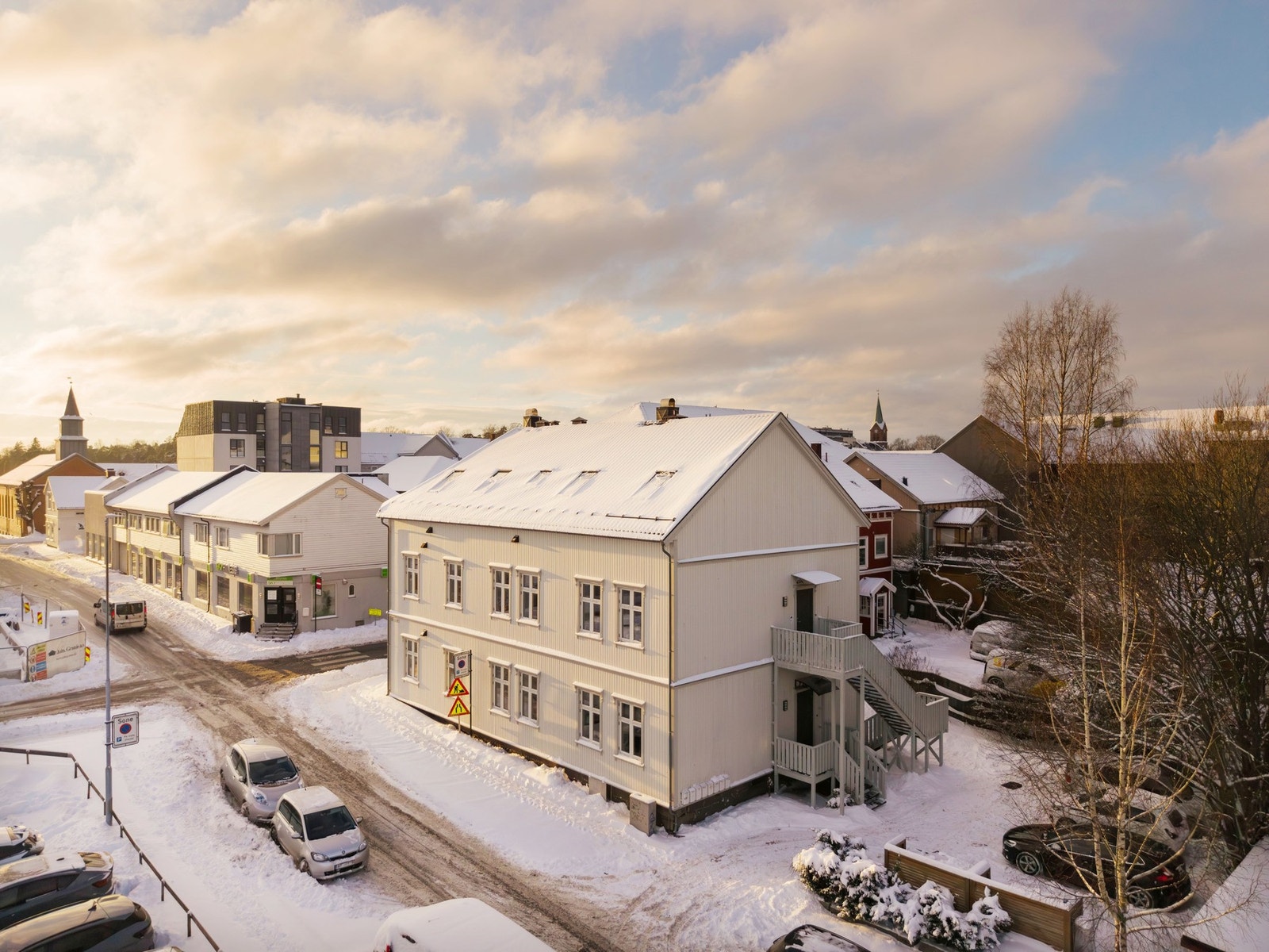 Det er 4 felles parkeringsplasser i bakgården. Kort vei til alt du behøver i sentrum! Galleribilde