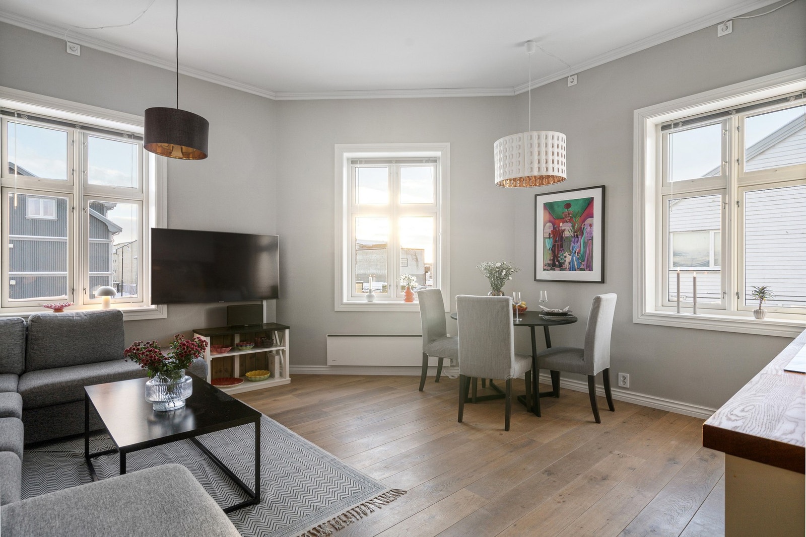 Med hele tre store vinduer i oppholdsrommet slippes lyset fint inn i rommet. Galleribilde