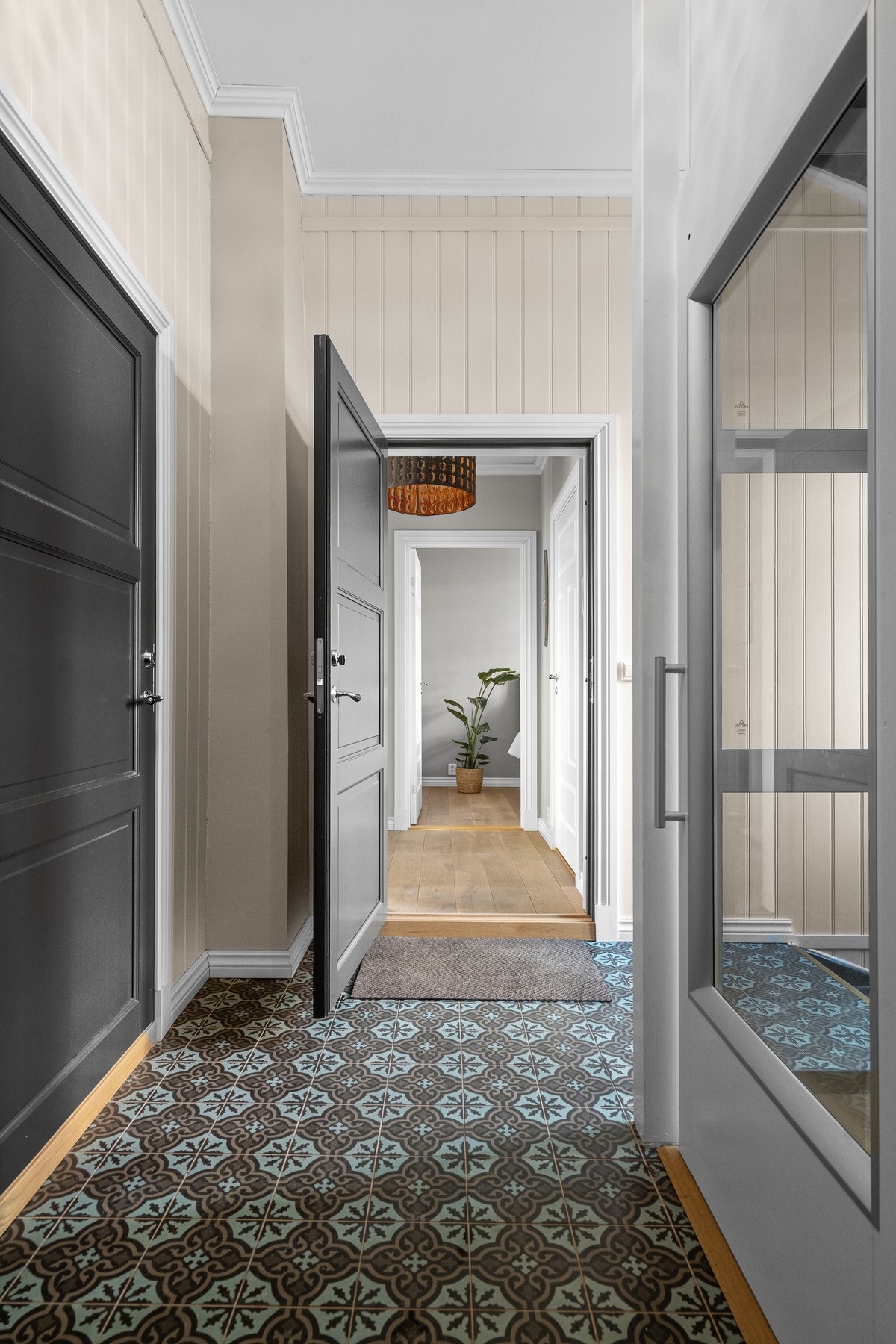 Hall utenfor i 2.etg. Legg merke til heisen til høyre og boden som er til venstre. Her har du din egen private bod. Galleribilde