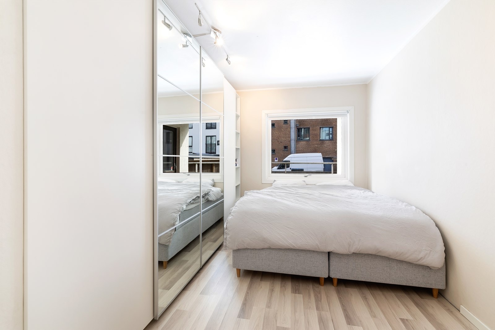 Fra gang er det også inngang til romslig soverom med garderobeplass. Galleribilde