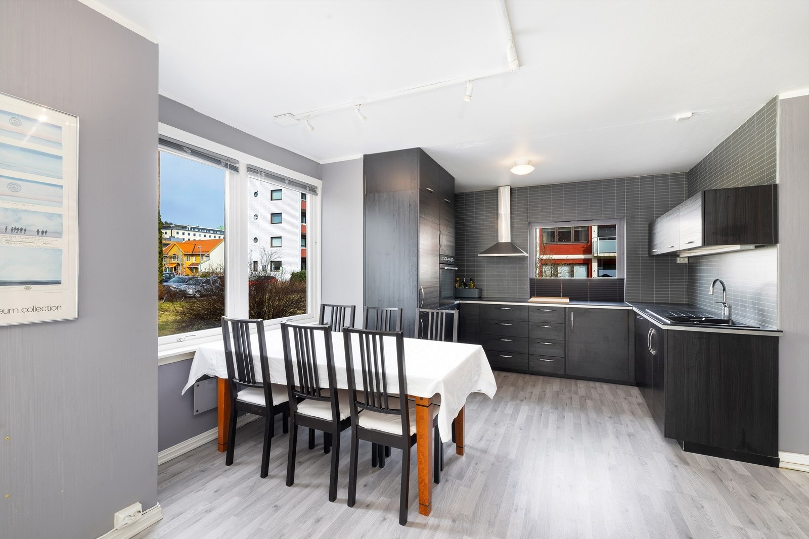 Vinduer gir lys inn fra 3 sider i stue/kjøkken delen, noe som gir leiligheten mye lys. Galleribilde