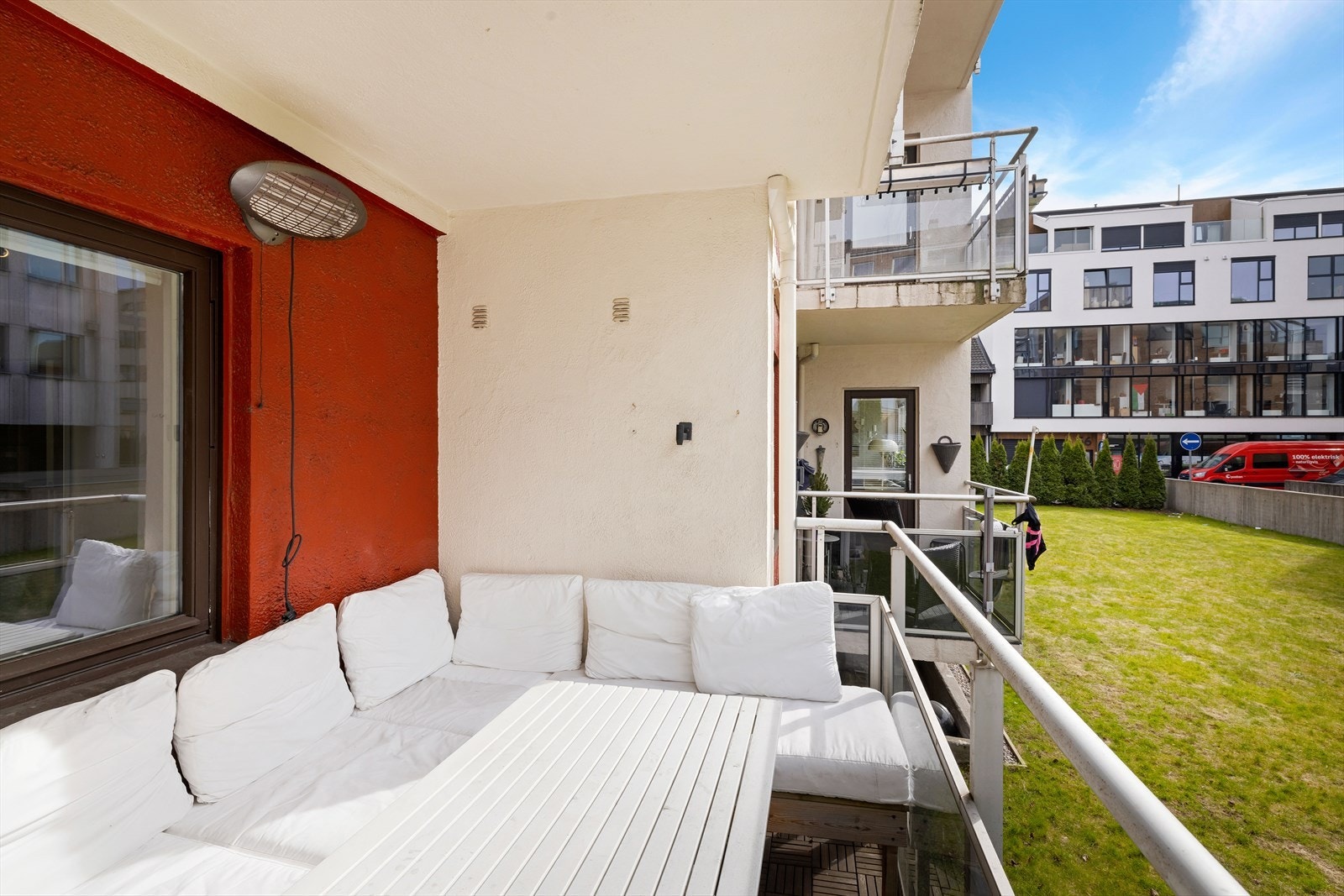 Utgang til stor solrik balkong med sol fra formiddag til kveld på sommerstid. Galleribilde