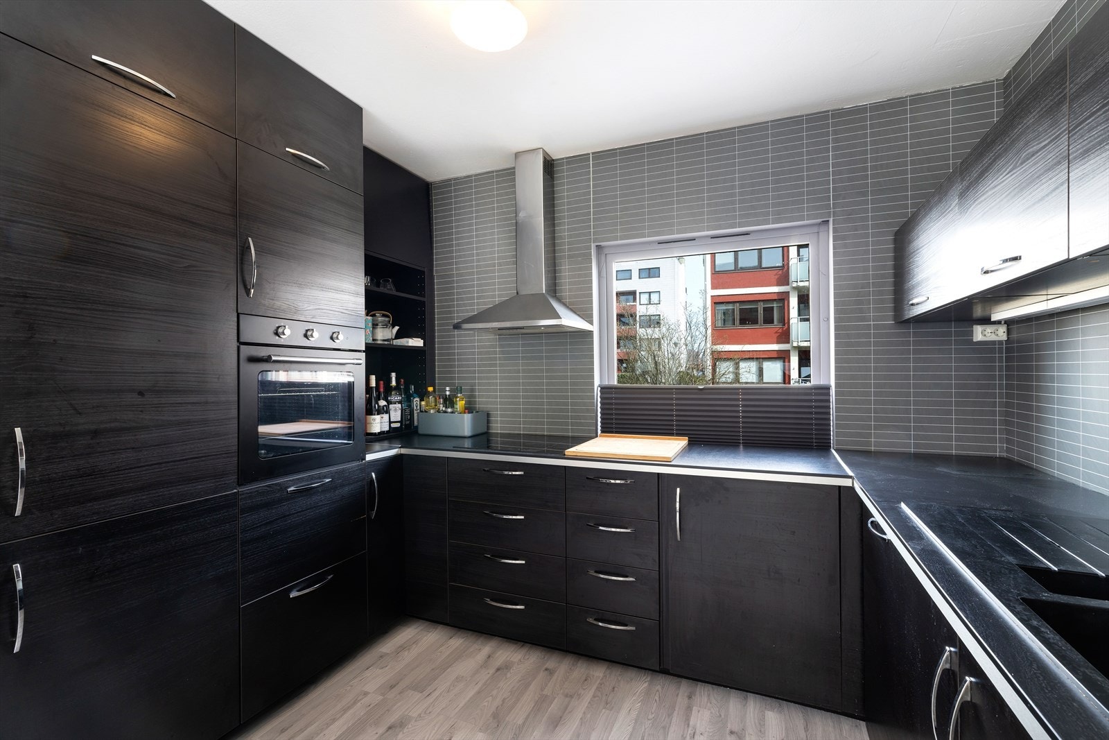 Medfølger integrerte hvitevarer som ovn, platetopp, oppvaskmaskin og kjøleskap. Galleribilde