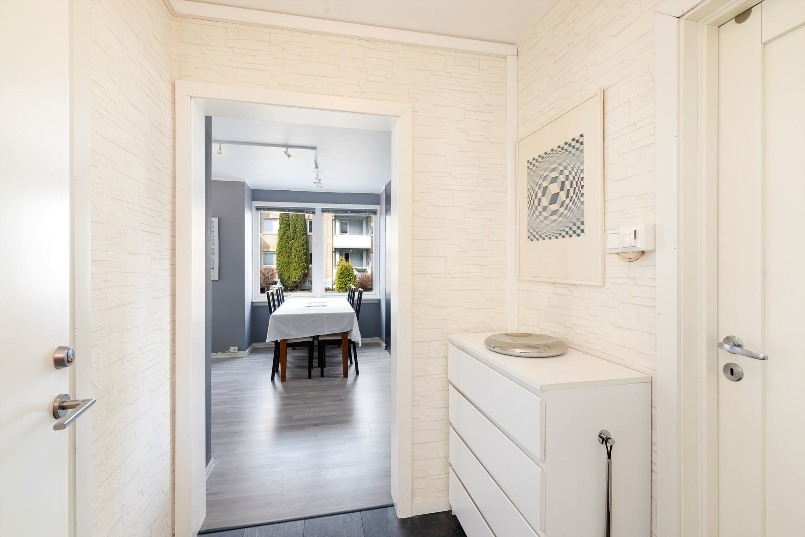 Gang/entrè med plass til å henge av seg ytterklær og sko. Galleribilde