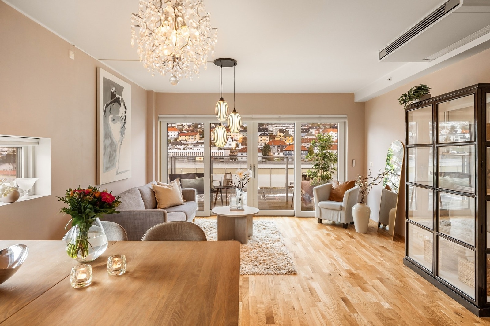 De store vindusflatene sørger for rikelig med lysinnslipp til hverdagsrommet Galleribilde