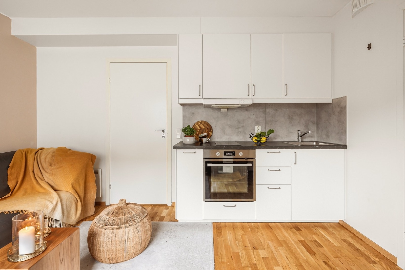 Kjøkkenet er utstyrt med vask, platetopp, komfyrvakt, waterguard, stekeovn og ventilator Galleribilde