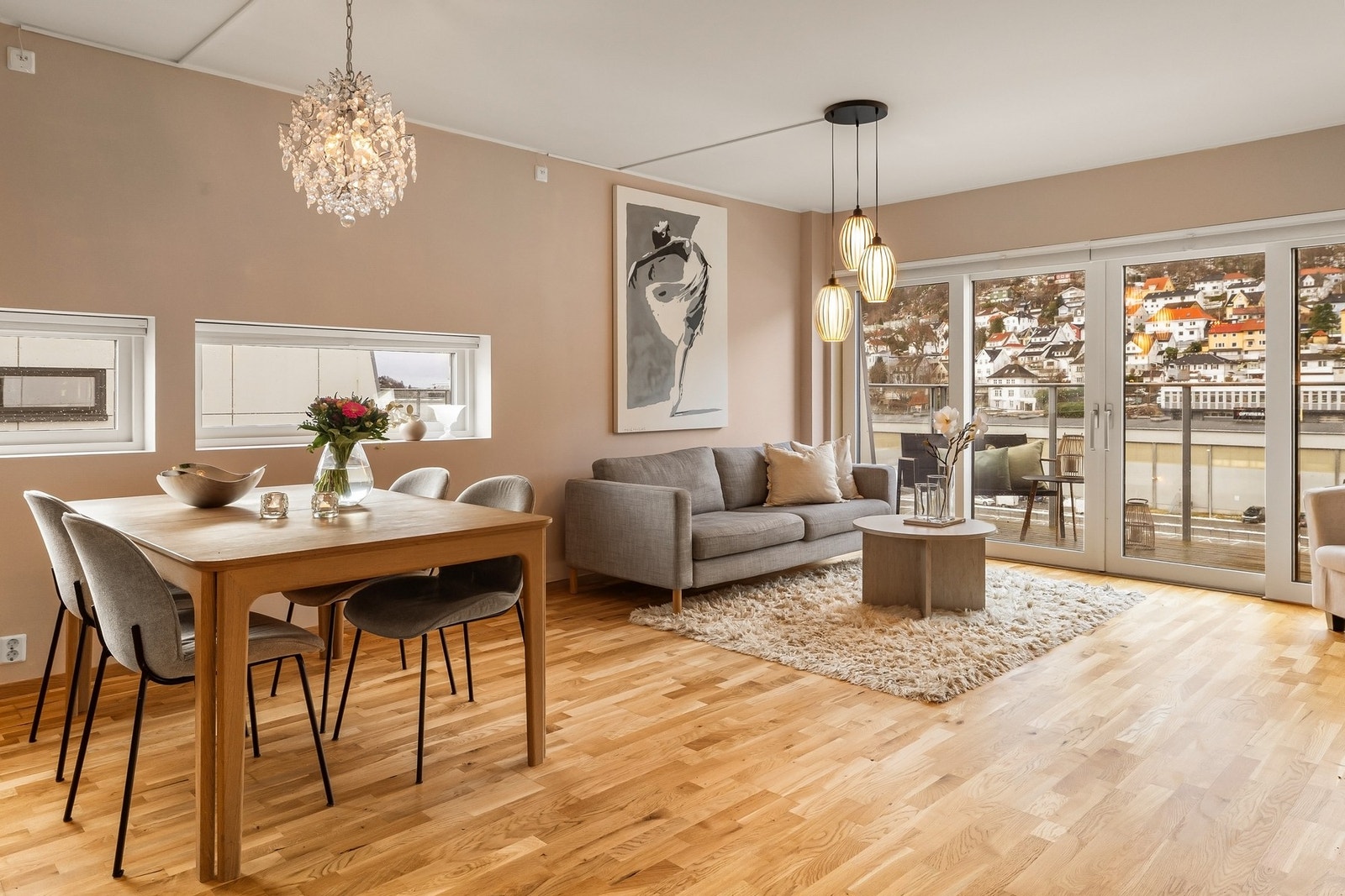 Stuen måler 28,7m² og kan enkelt innredes inn i ulike soner med både sofa- og spisegruppe Galleribilde