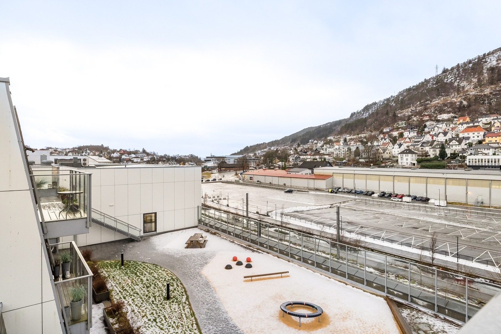 Bygget ligger fint til med nærhet til alt av hverdagslige fasiliteter som dagligvare, buss/bybanestopp, treningssenter, turmuligheter mm. Galleribilde