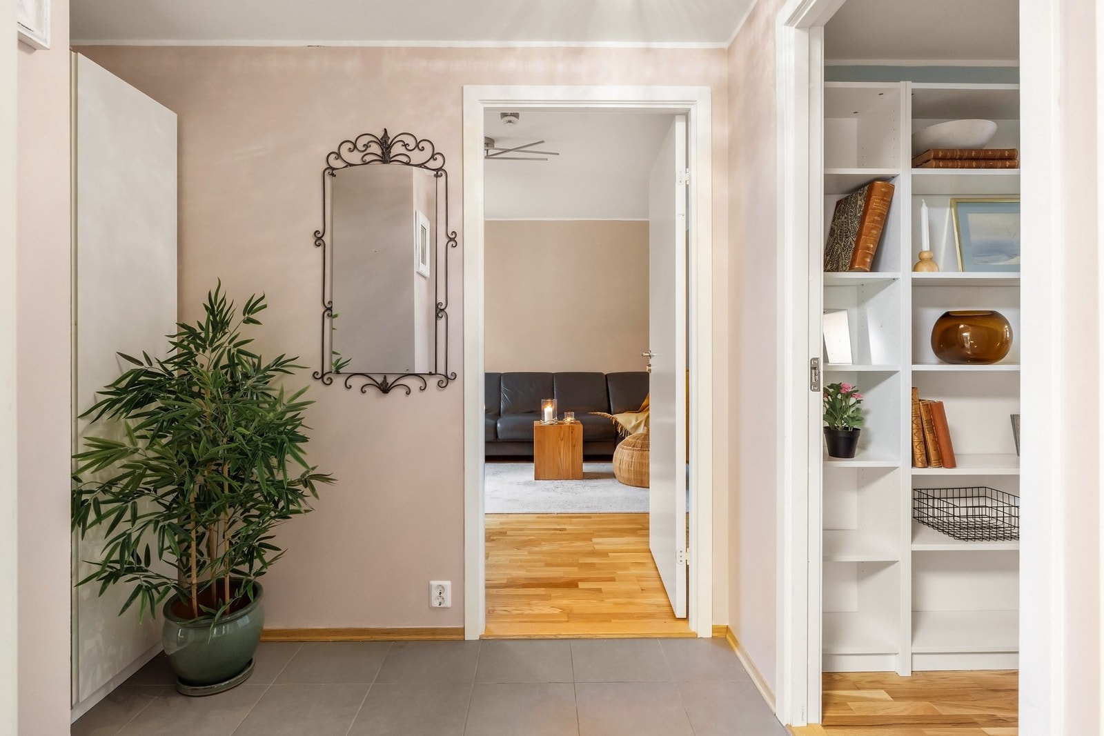 Fra gangen er det tilkomst til soverom med kjøkken og tilhørende bad Galleribilde