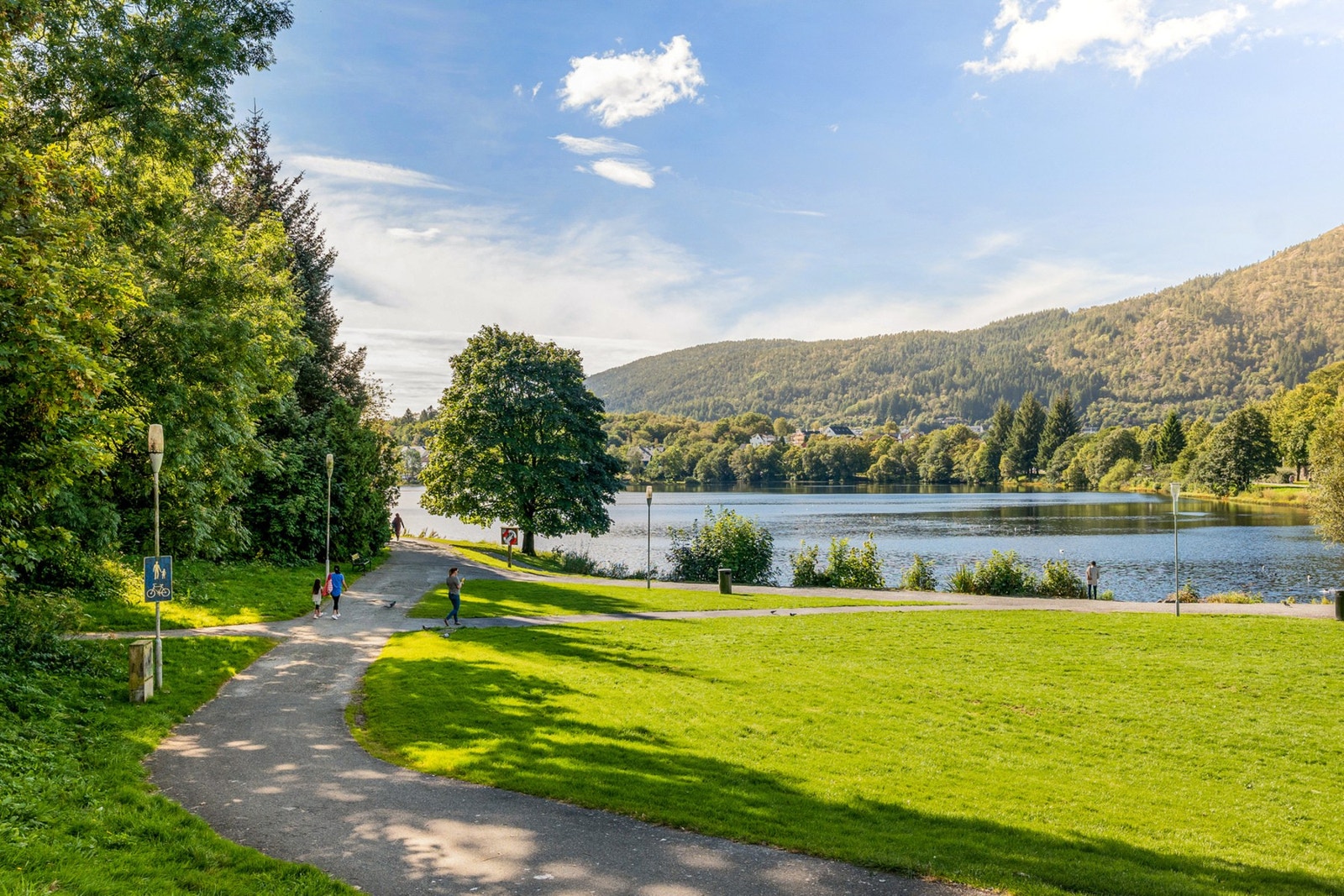 Området rundt byr på fine turmuligheter og rekreasjonsmuligheter, som for eksempel Tveitevannet Galleribilde