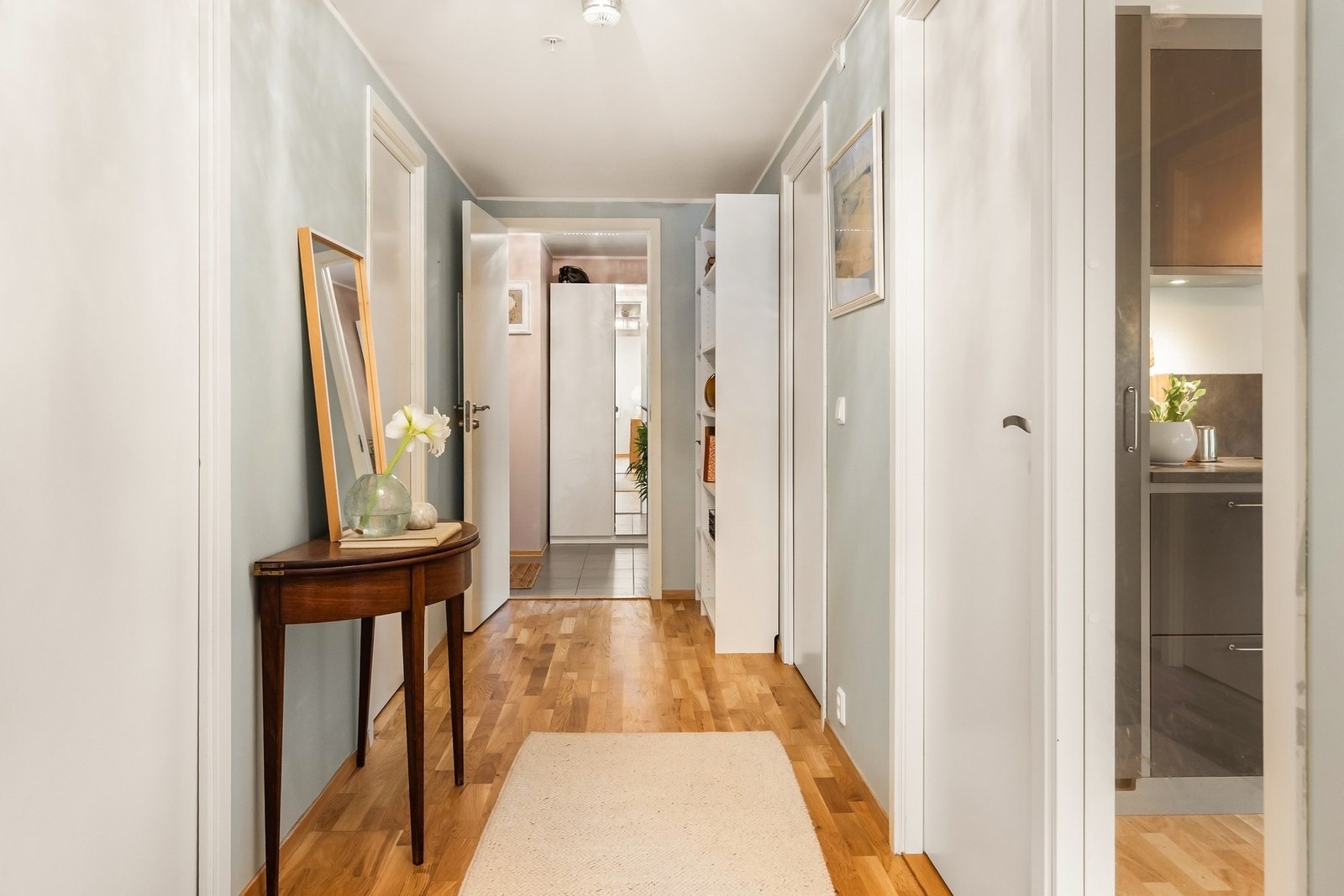 Leiligheten består av entré, gang, stue/kjøkken, soverom, soverom med kjøkken, 2 bad, teknisk rom og bod Galleribilde