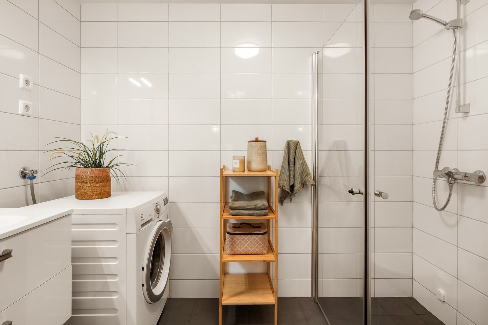 Badet i leiligheten er pent og tidløst innredet Galleribilde