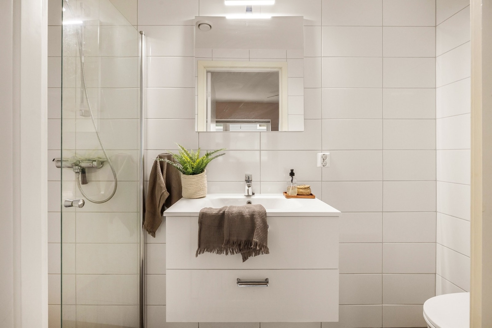 Badet tilknyttet dette rommet måler 2,9m² og inneholder servant, vegghengt toalett og dusjhjørne Galleribilde