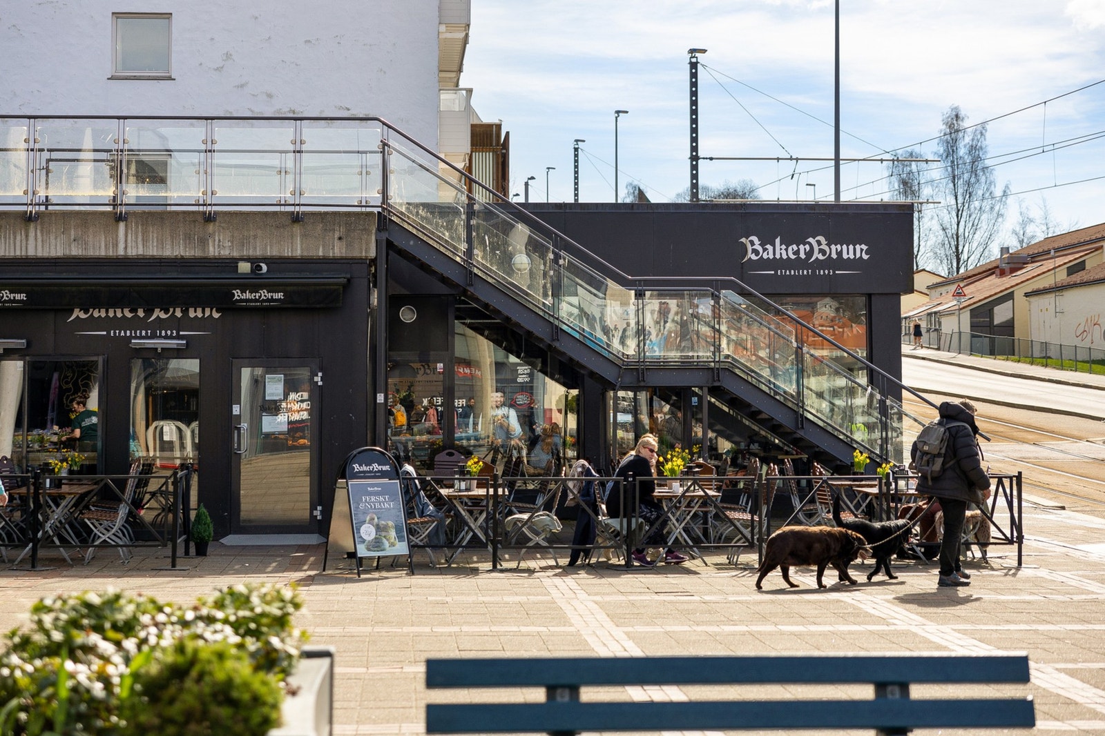 Det er også flere muligheter for caféer, spisesteder, barer etc. i nærheten Galleribilde