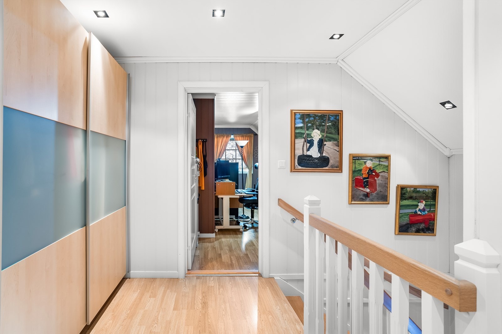 Hallen i loftsetasjen gir tilgang til etasjens rom og har plass til oppbevaringsløsninger. Galleribilde