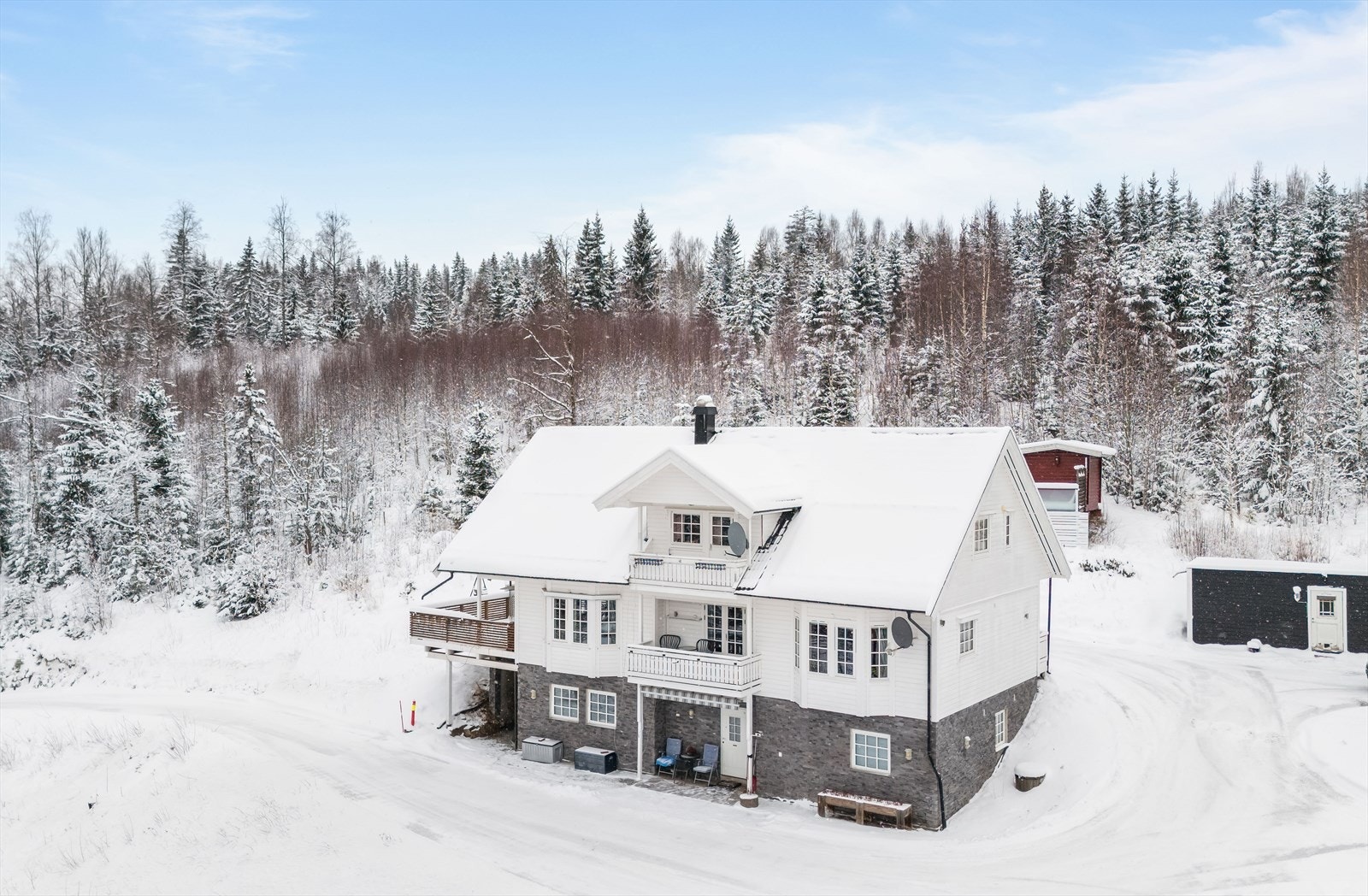 Eiendommen ligger i et naturskjønt og rolig område med umiddelbar nærhet til skog og mark. Galleribilde