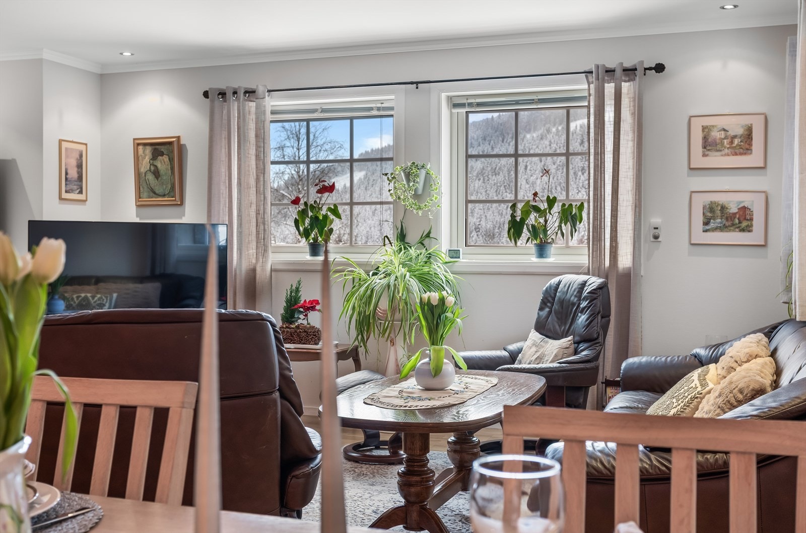 Flere vinduer gir rommet godt med naturlig lys. Galleribilde