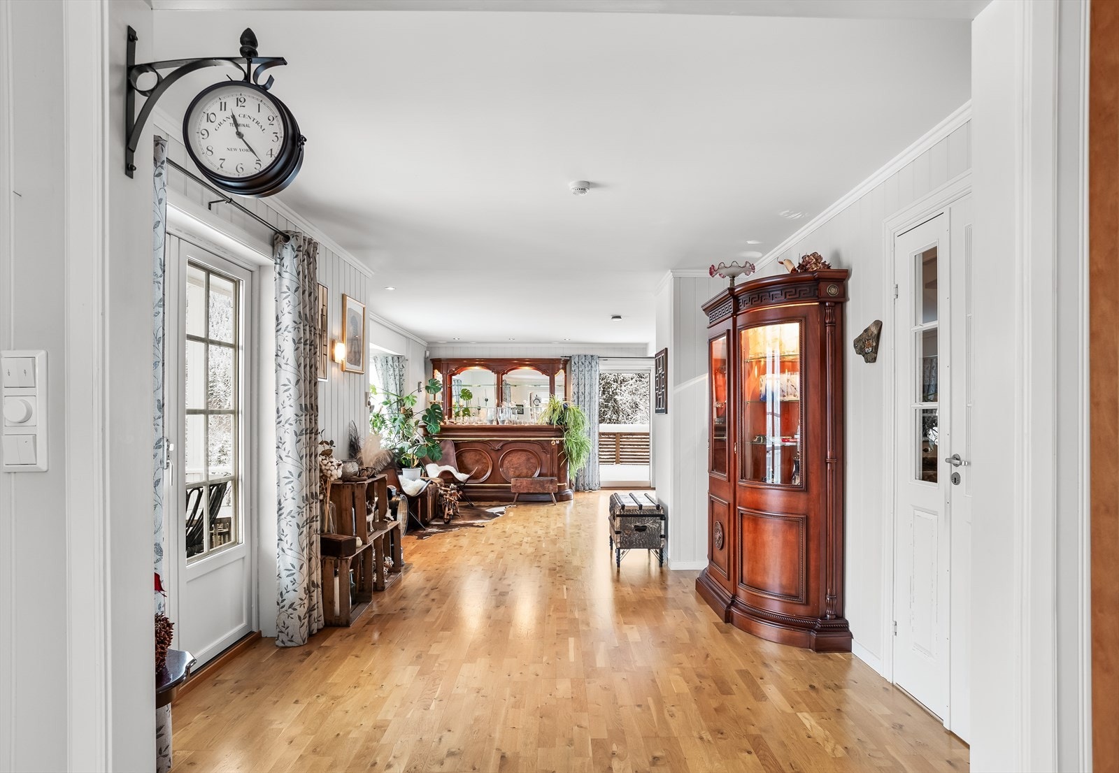 Den delvis åpne løsningen skaper en fin flyt mellom de ulike sonene i etasjen. Galleribilde