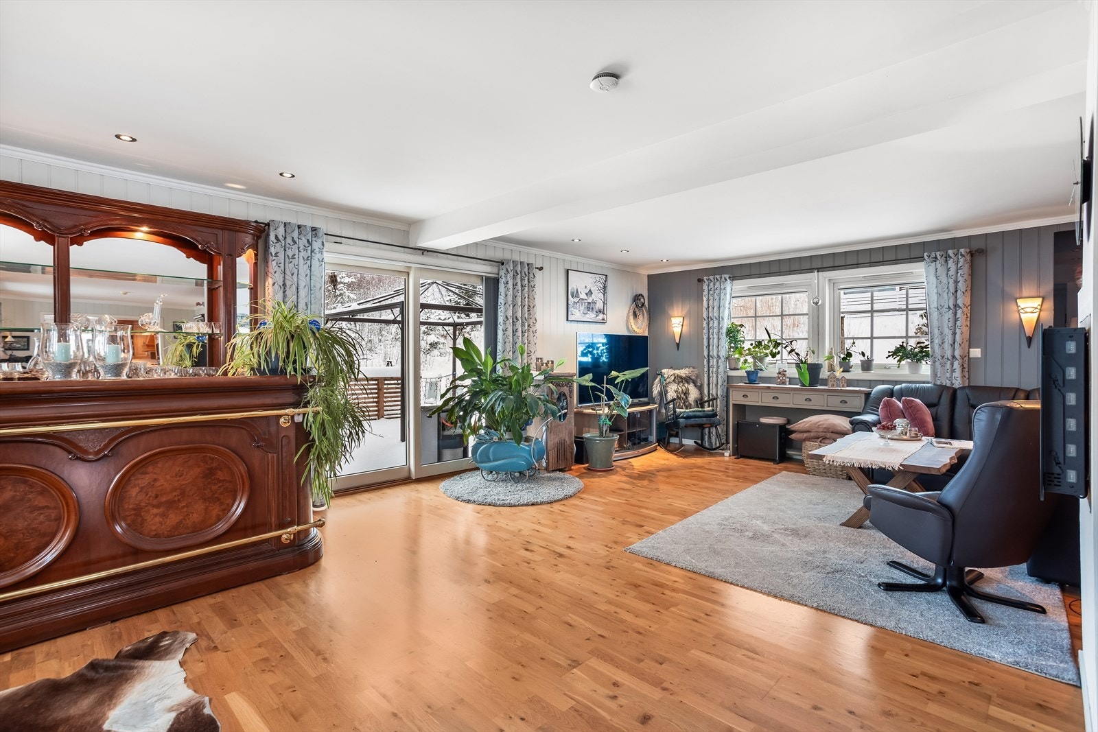 Direkte utgang fra stuen til terrassen, som utvider oppholdsarealet på sommeren. Galleribilde