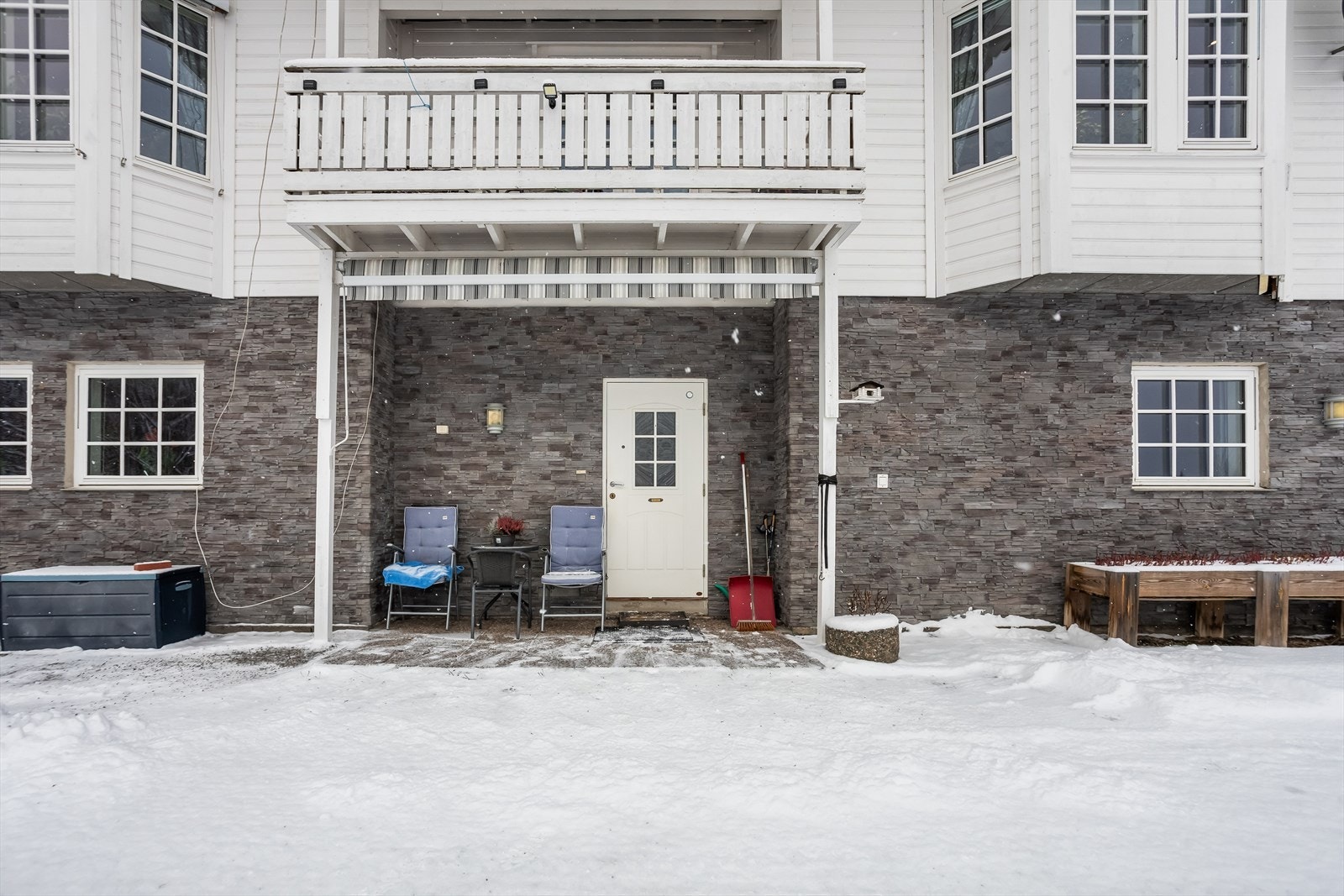 Overbygget inngangsparti til den godkjente utleiedelen i kjelleretasjen. Galleribilde