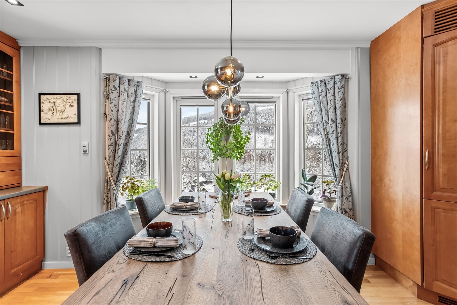 Spiseplassen har plass til et stort spisebord for hyggelige sammenkomster. Galleribilde