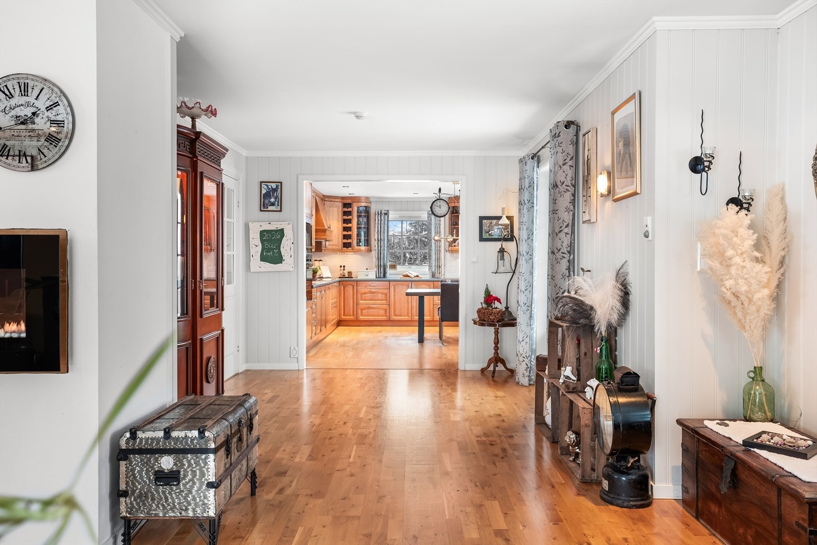 En gjennomtenkt planløsning som binder sammen stue og kjøkken på en naturlig måte. Galleribilde