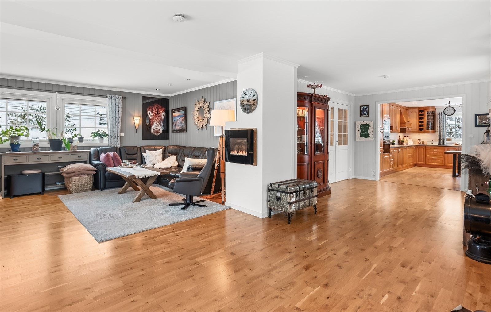 Stuen glir over i en sosial sone med åpen forbindelse mot kjøkkenet. Galleribilde