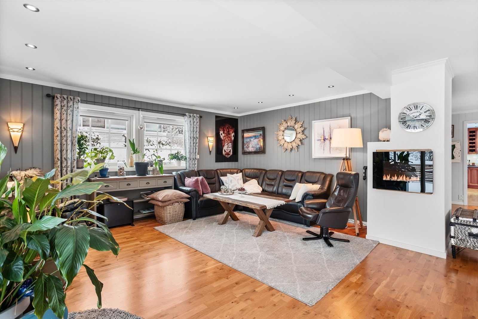 Rommet er lett å møblere og gir rom for både en sofaseksjon og mediemøbler. Galleribilde