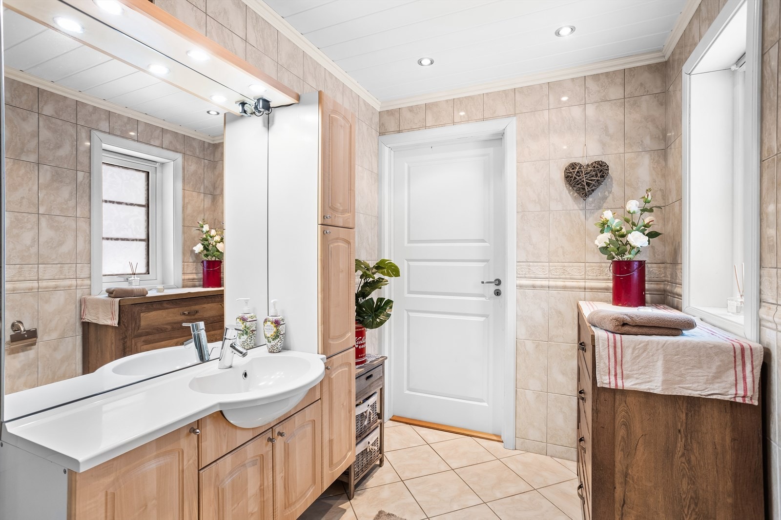 Rommet har servant med underskap, speil med belysning og vannbåren gulvvarme for økt komfort. Galleribilde