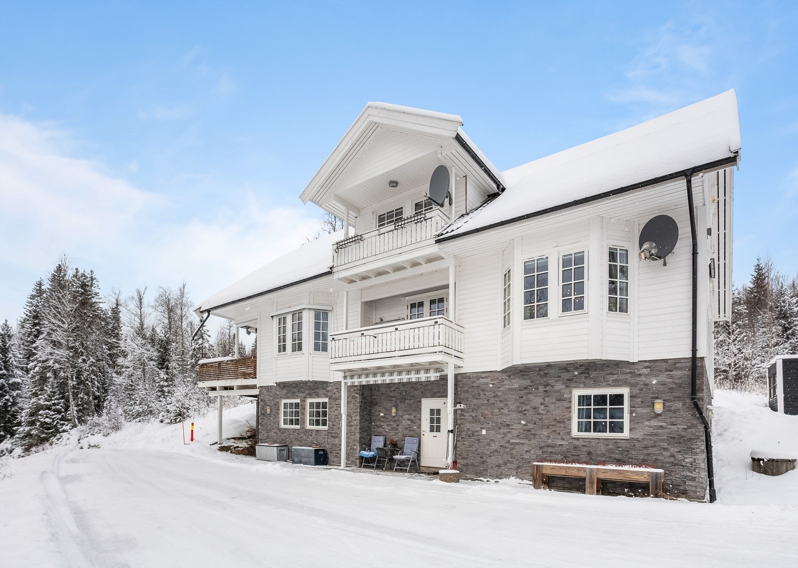 I tillegg til boligen finnes det en praktisk brakke og en lekestue på den romslige tomten. Galleribilde