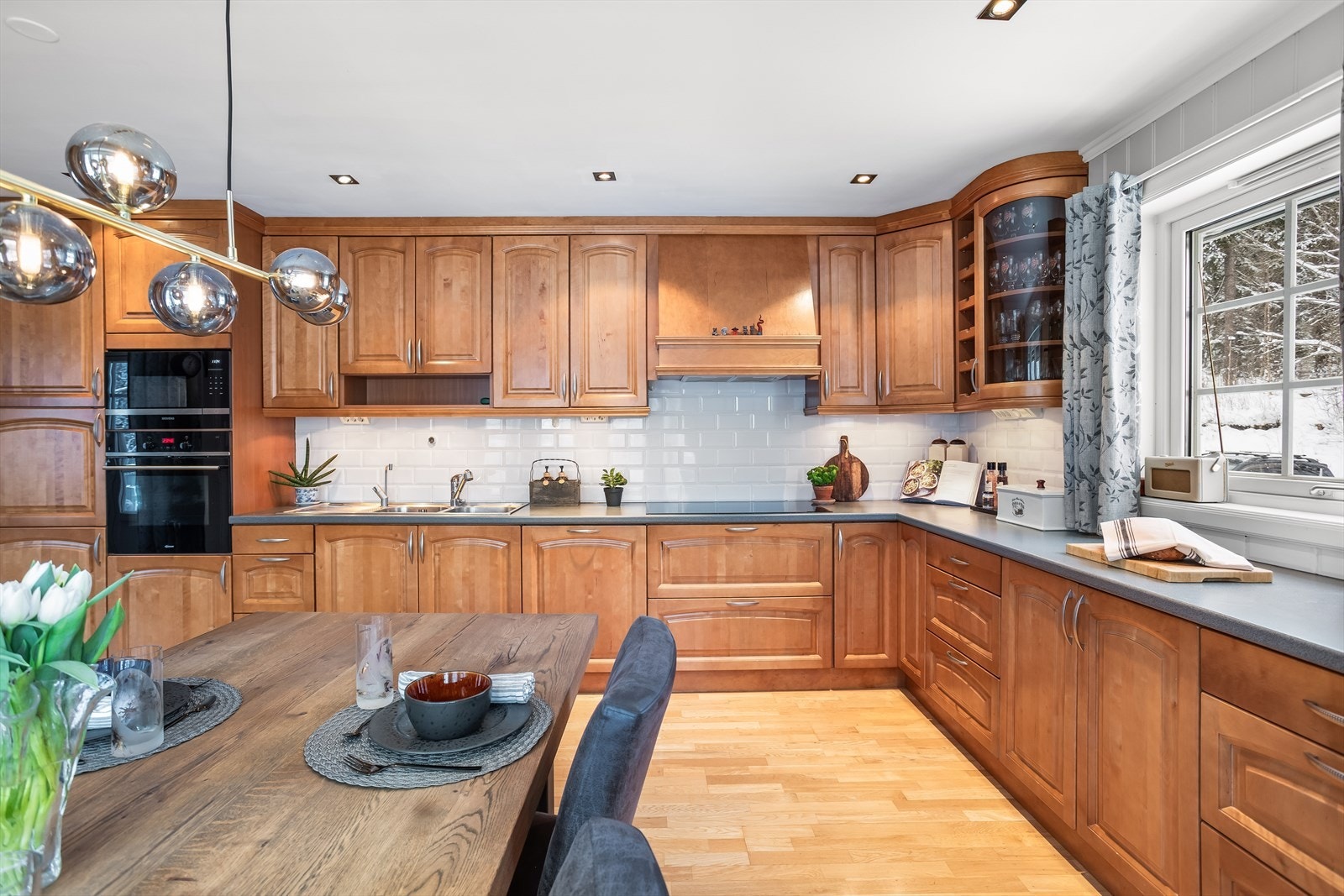 Kjøkkenet er utstyrt med integrerte hvitevarer som komfyr, steketopp, oppvaskmaskin og kjøleskap. Galleribilde