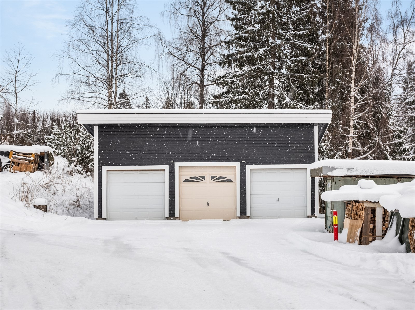 Stor, frittstående garasje på 63 m² fra 2023, med god plass til biler og oppbevaring. Galleribilde