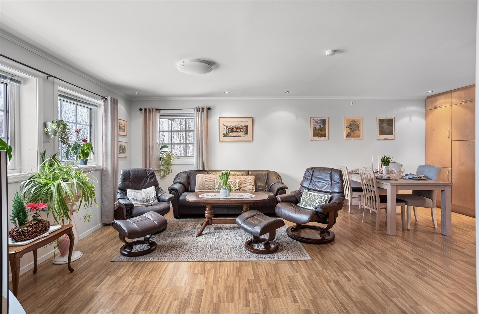 Åpen stue- og kjøkkenløsning i utleiedelen gir et sosialt og lettmøblert allrom. Galleribilde