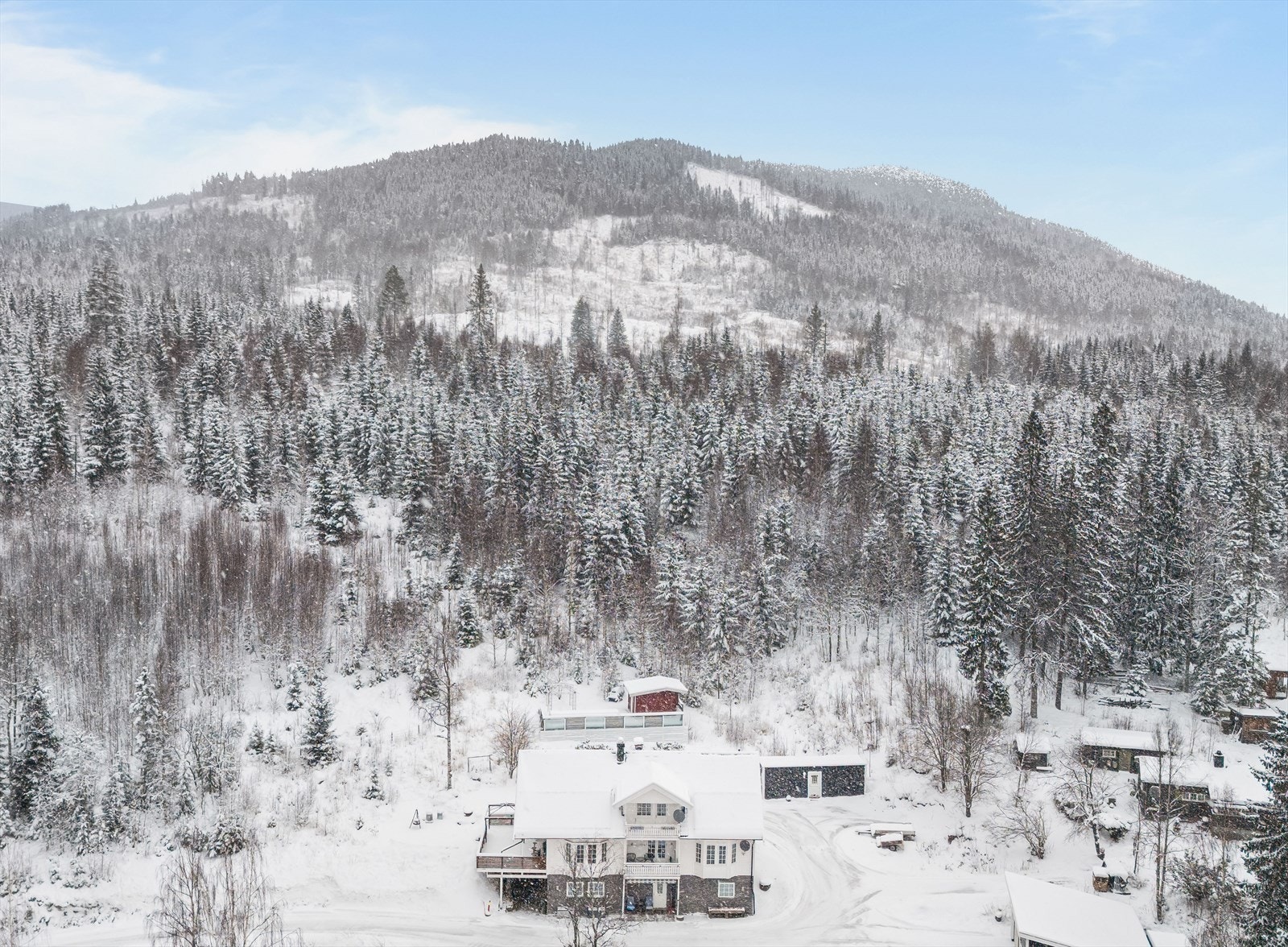 Sommerstid byr området på flotte turmuligheter, med Fjellsjøkampen som et naturlig høydepunkt. Galleribilde