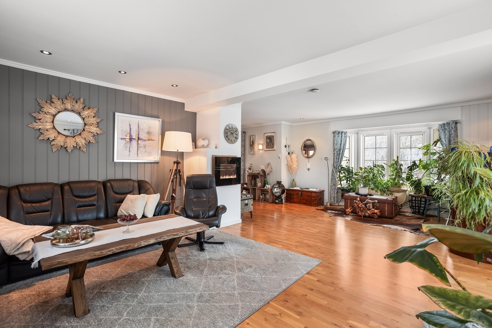 Store vindusflater og lyse overflater gir gode lysforhold i stuen. Galleribilde