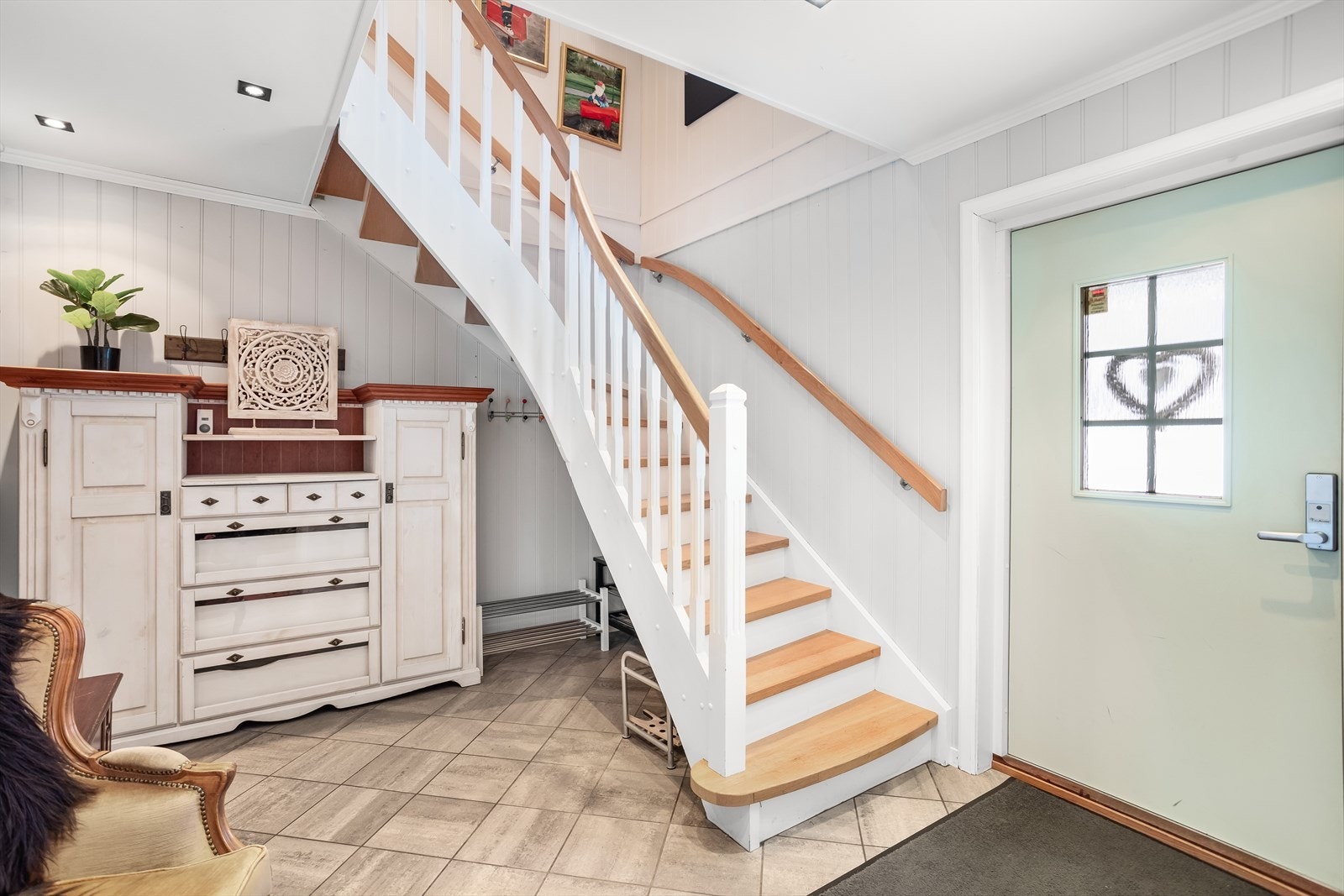 En romslig entré med flislagt gulv og god plass til yttertøy ønsker velkommen. Galleribilde