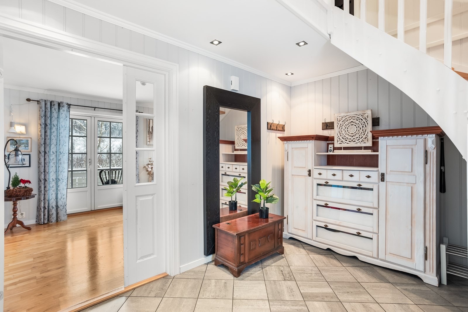 Entréen fungerer som et bindeledd mellom etasjens rom og har trapp opp til loftsetasjen. Galleribilde