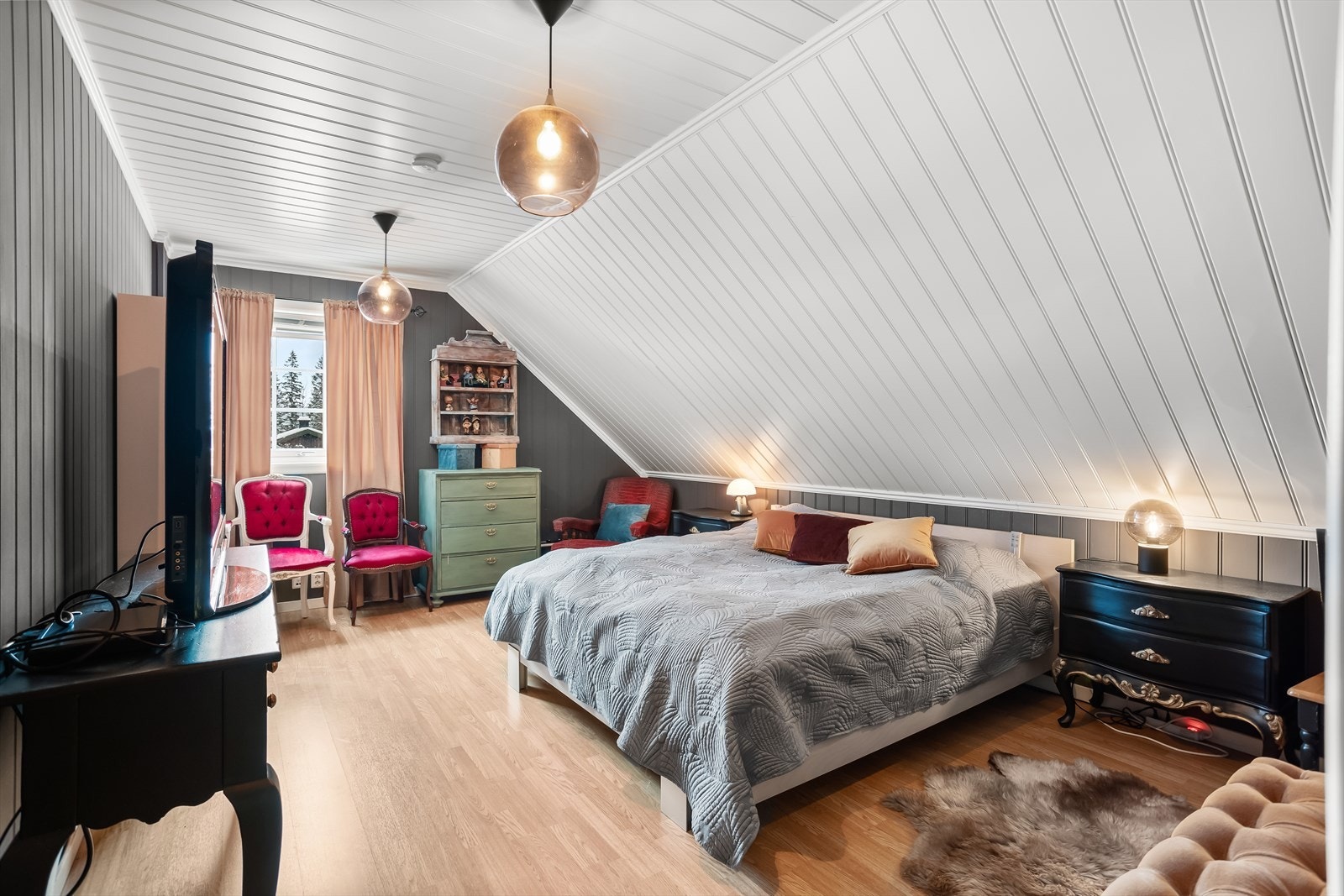 Soverommene har plass til seng, tilhørende nattbord og kommode/garderobeløsning. Galleribilde