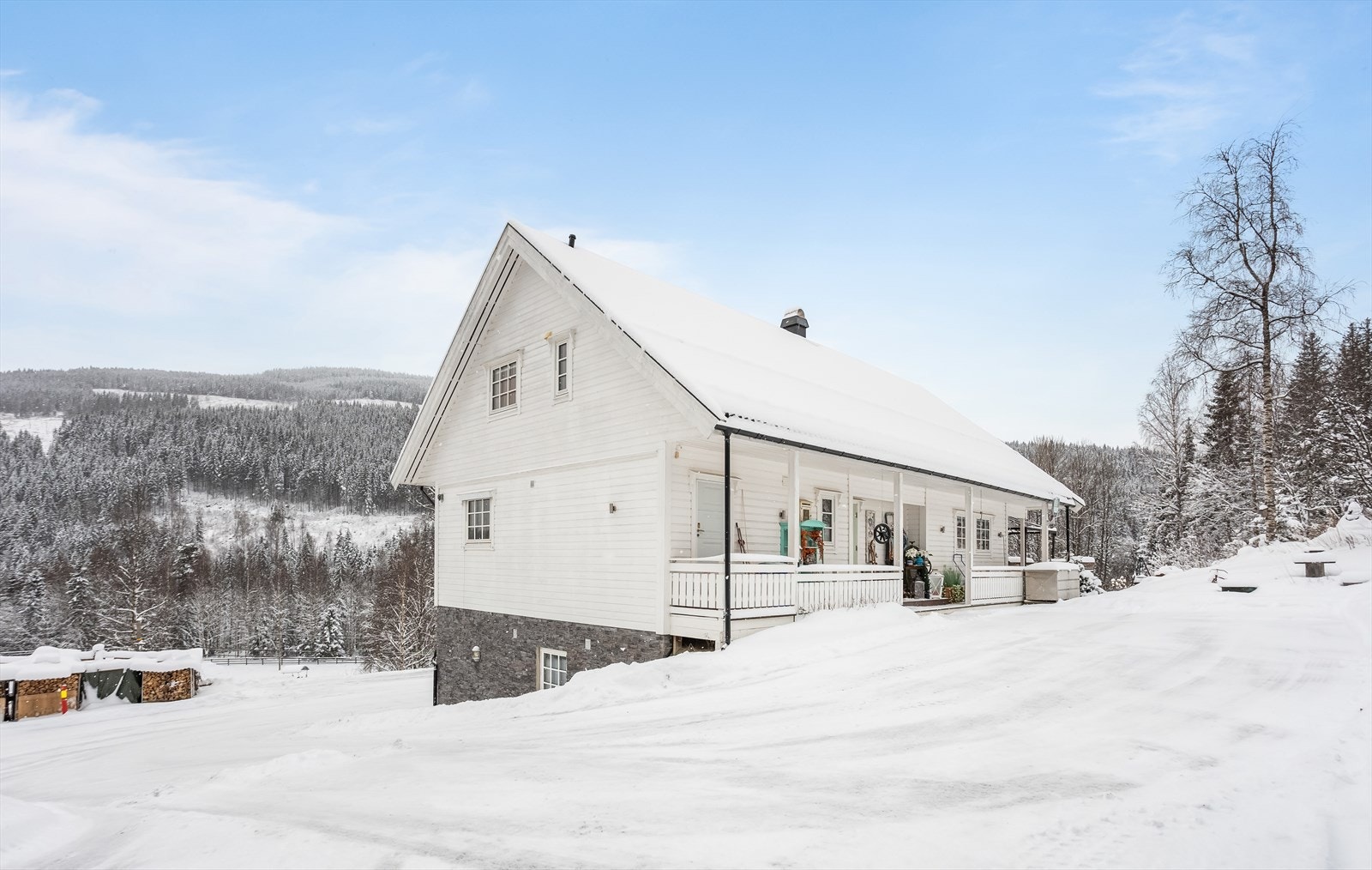 Den store tomten er opparbeidet med plen, gruset gårdsplass og beplantning. Galleribilde