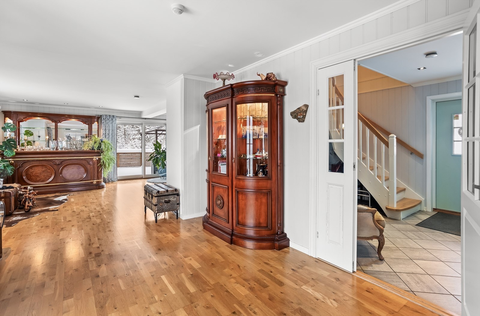 Stuen er romslig med parkett på gulvet og plass til flere sittegrupper. Galleribilde