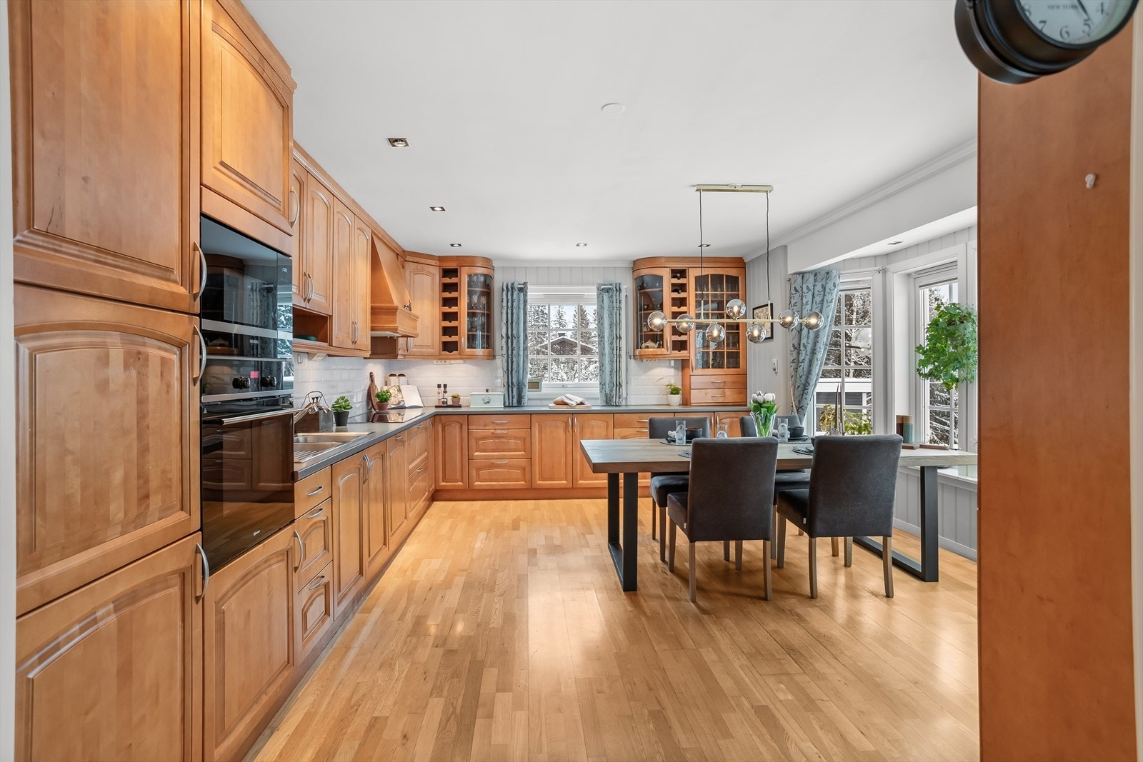 Funksjonelt kjøkken med god skap- og benkeplass og profilerte fronter. Galleribilde