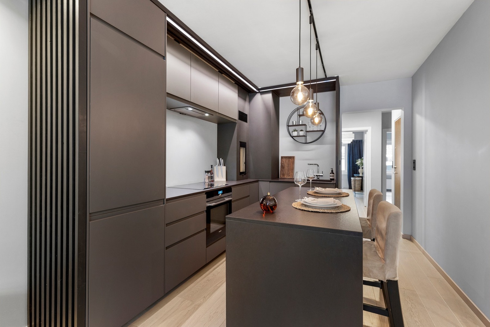 Kjøkkenet har en praktisk kjøkkenøy og vedovn Galleribilde