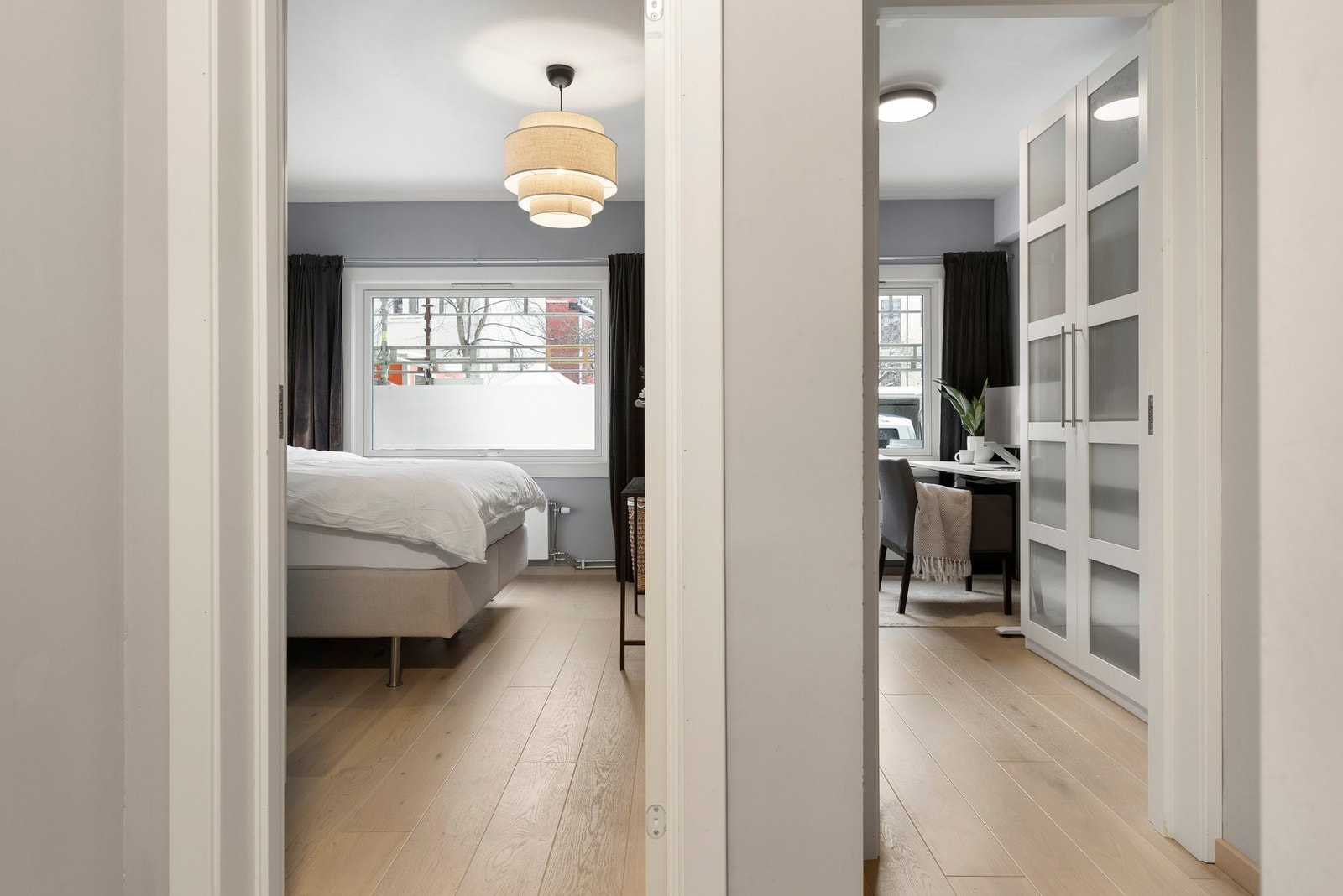 Leiligheten har til gode soverom som vender mot bakgård Galleribilde