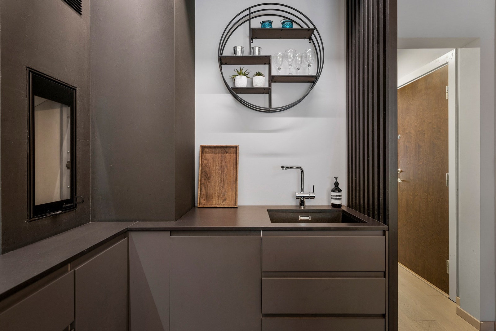 På kjøkkenet, til venstre har du også en vedovn Galleribilde