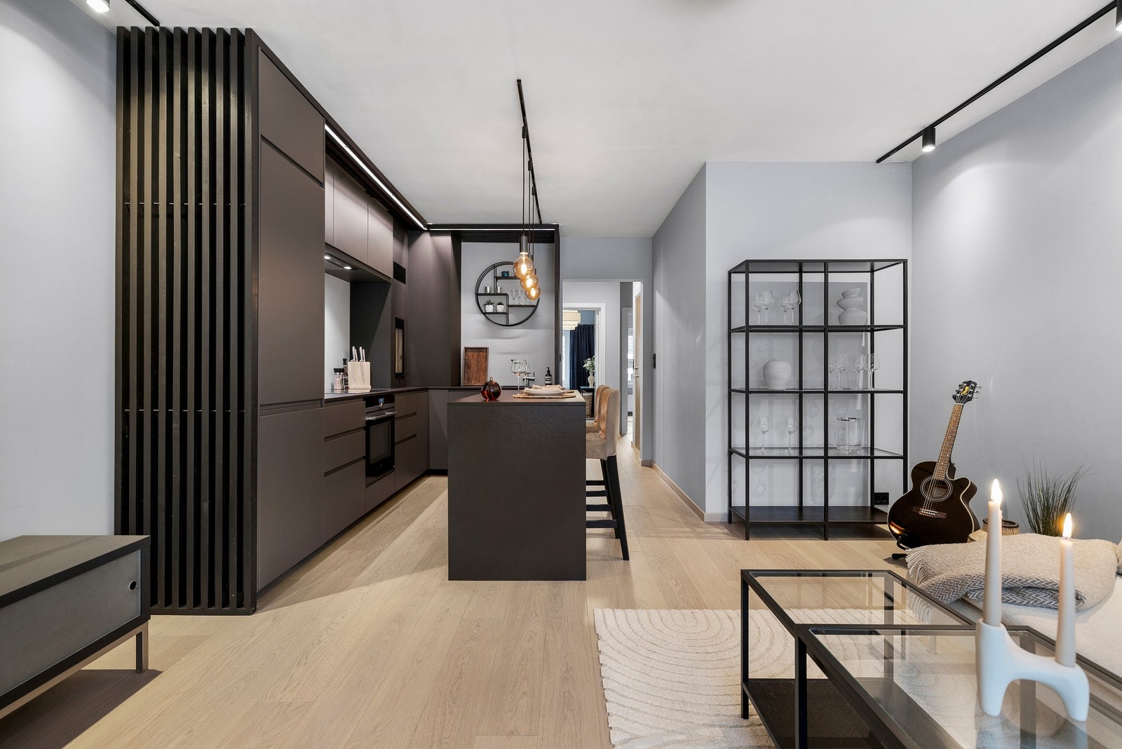 Lekkert IKEA kjøkken med integrerte hvitevarer Galleribilde