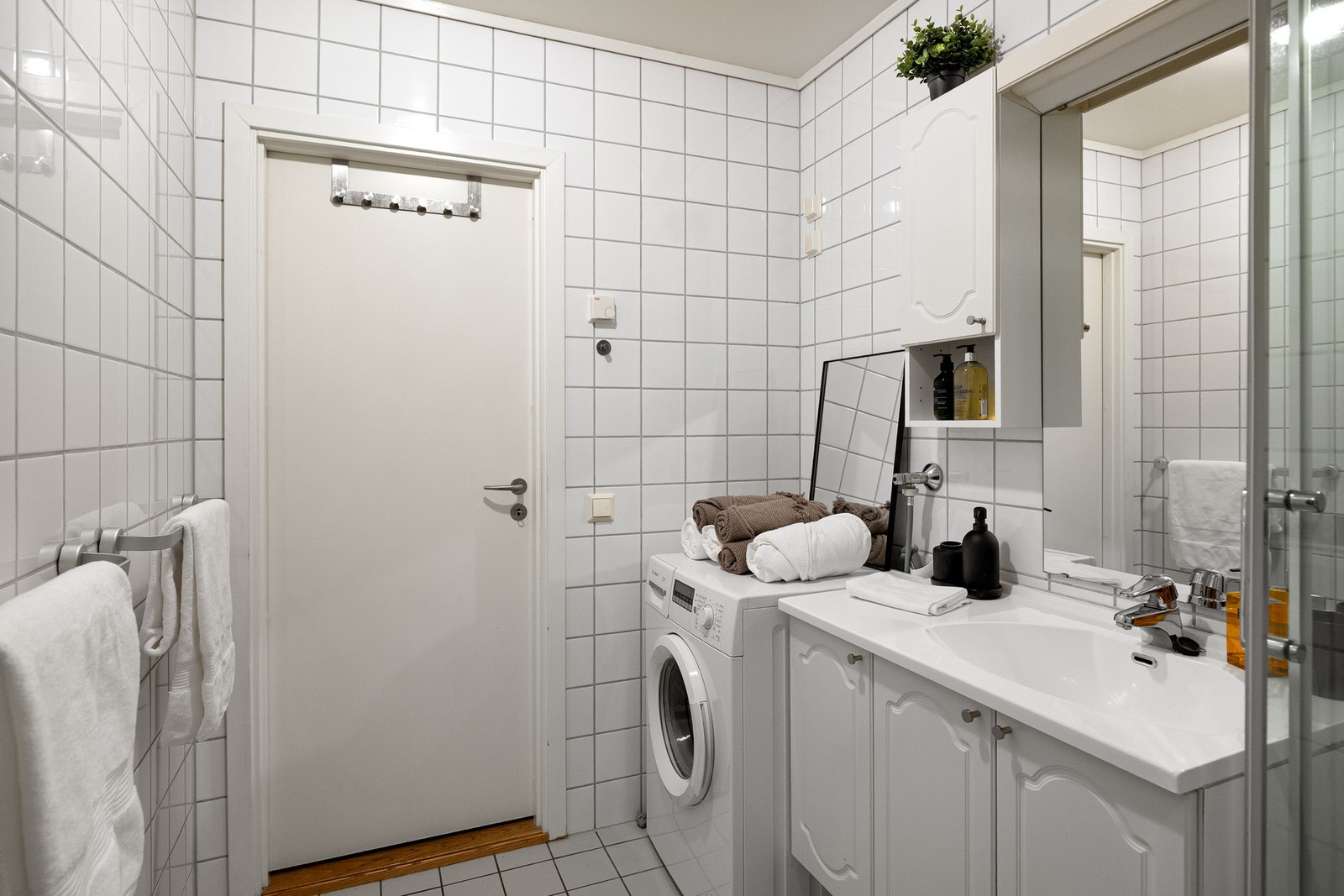 Badet har opplegg for vaskemaskin. Galleribilde