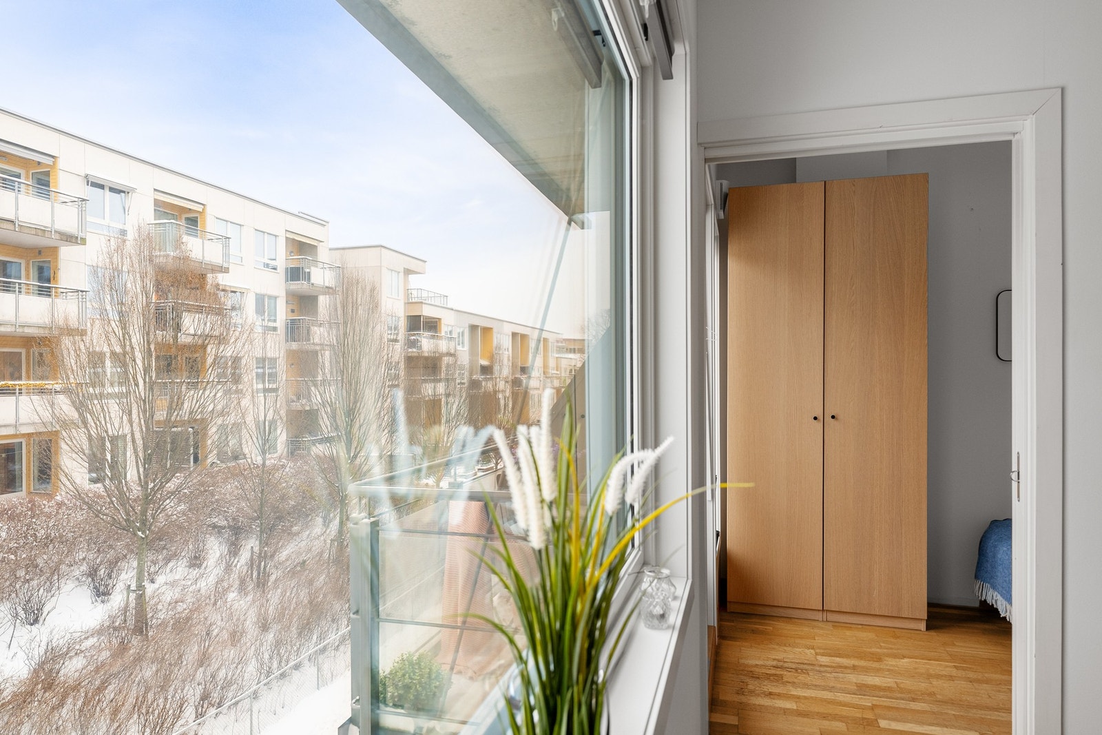 De store vindusflatene gir godt med naturlig lys til rommet. Galleribilde